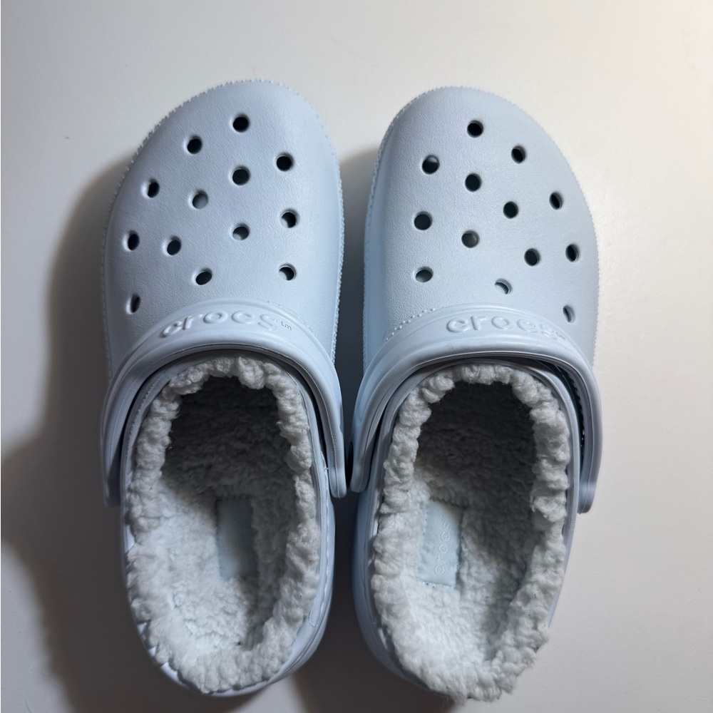 Crocs Classic Lined Clog in Light Blue, size  W7/M5